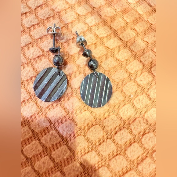 Pre Owned Round Waved Plate Stud Earrings - Picture 1 of 2